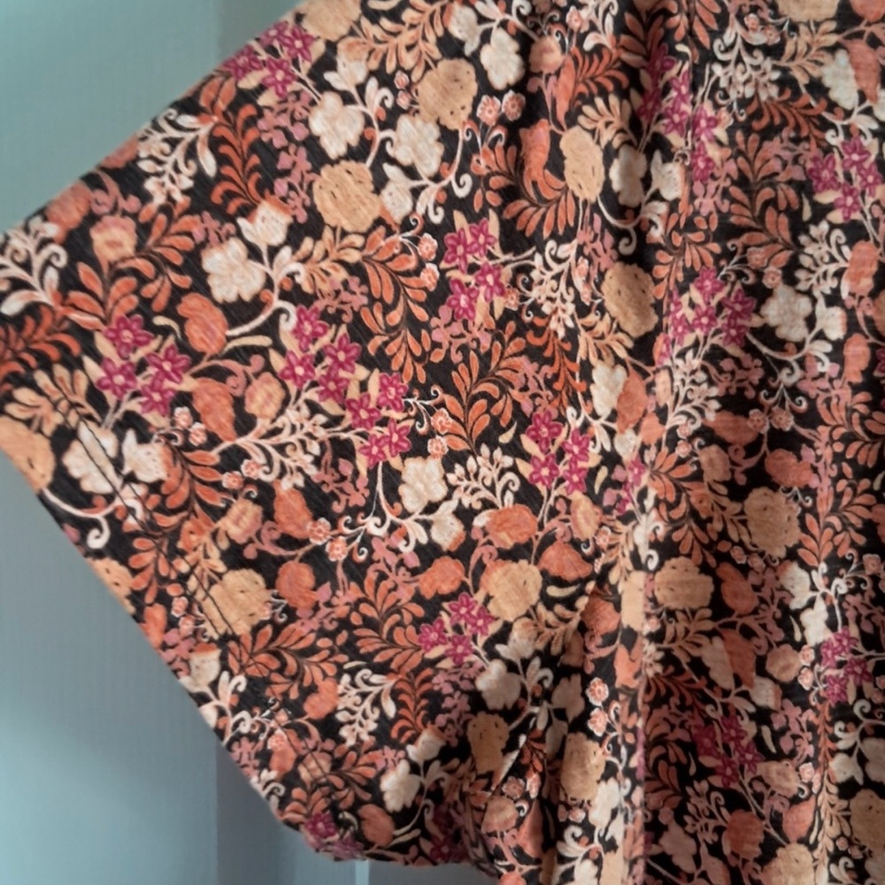 Old Navy Floral V-Neck Short Sleeve Tee in Black, Pink, Tan - Picture 4 of 9